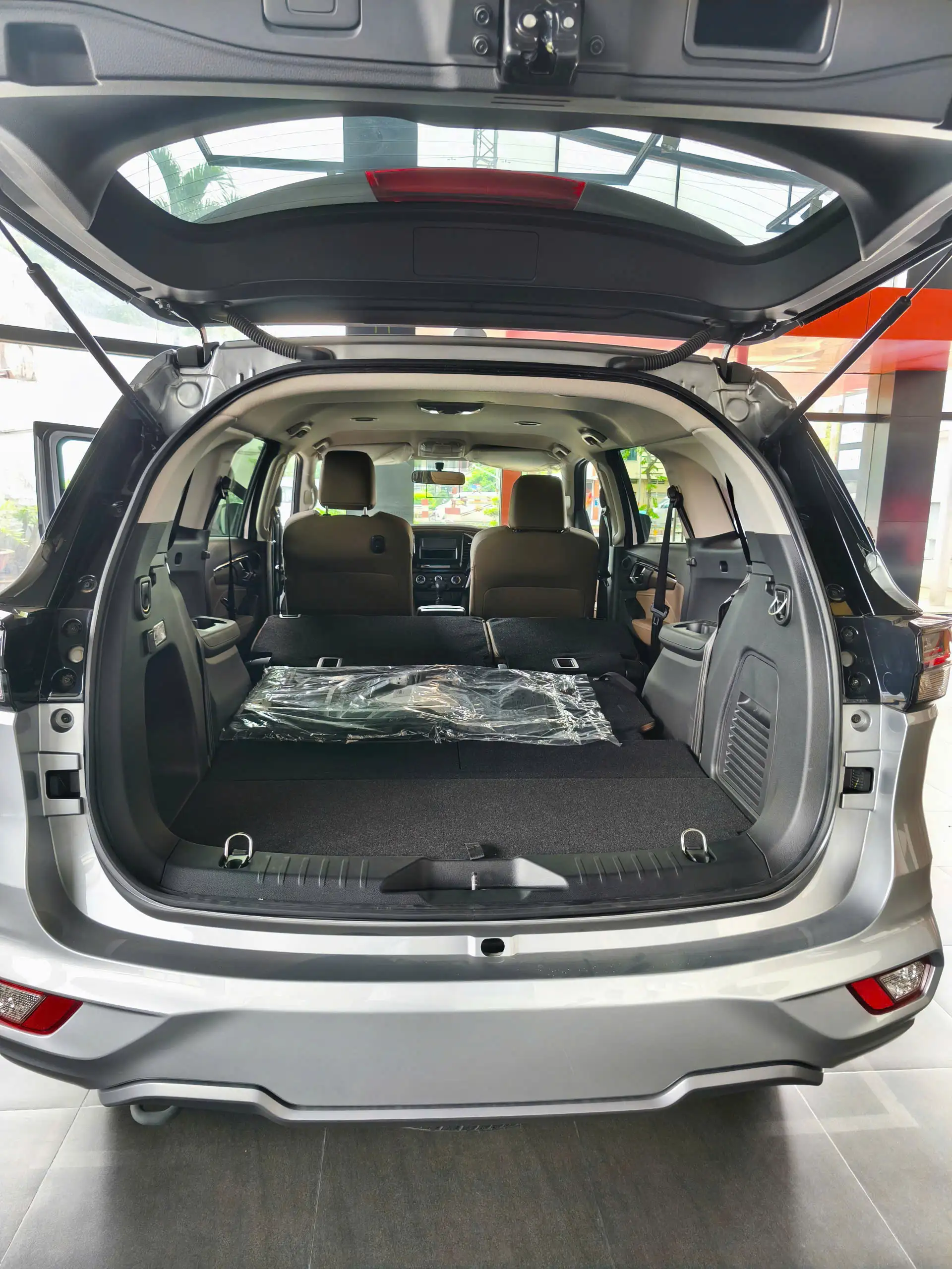 ISUZU MU-X 2025 - Không gian nội thất rộng rãi